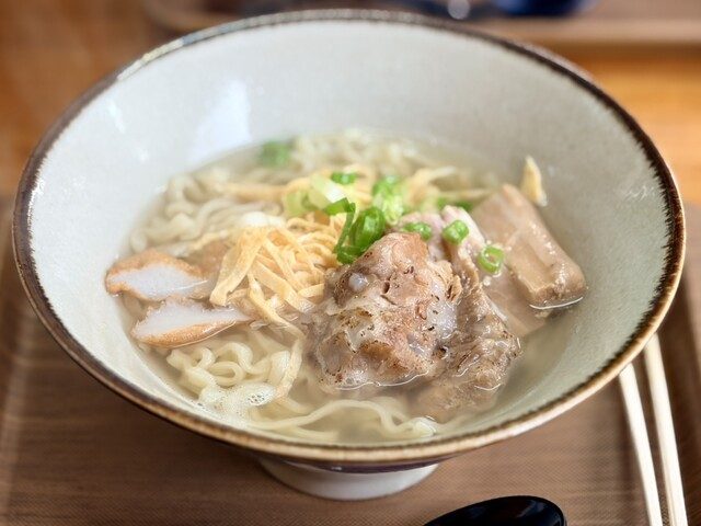 豚肉とかまぼこ、ねぎをのせた宮古そば