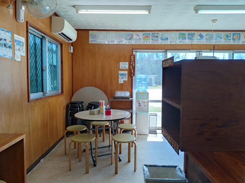 丸テーブルと丸椅子が並ぶ小さな店内