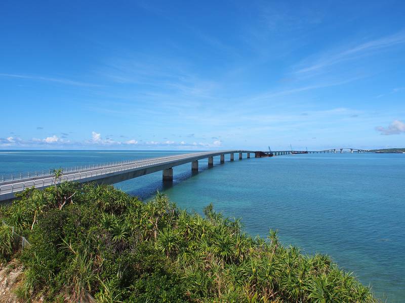宮古ブルーの海の上をまっすぐにのびる伊良部大橋
