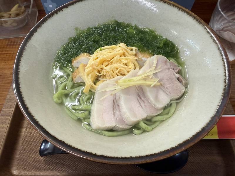アーサをたっぷりのせ、豚肉と錦糸卵、しょうがを添えたみなと食堂のアーサそば
