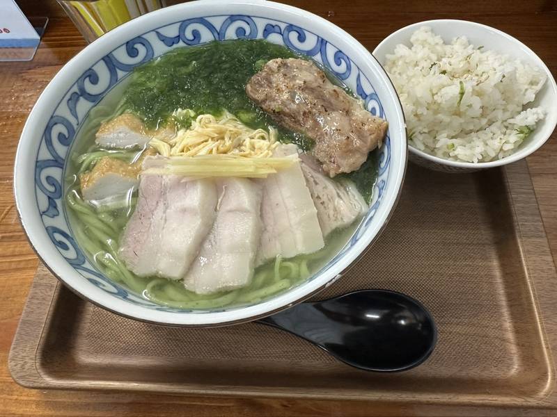 三枚肉をのせたアーサそばとご飯のセット
